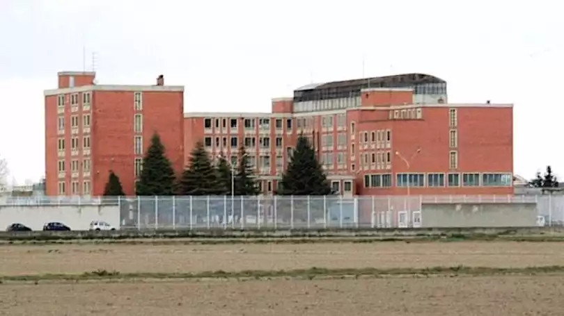 Follia in carcere: detenuto aggredisce poliziotti penitenziari